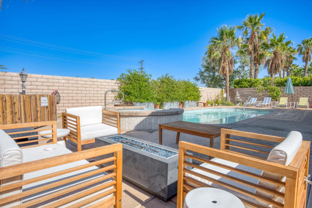 2312 Shannon Way, Palm Springs CA: https://media.crmls.org/mediaz/86c8258b-1a27-4d45-a7bb-428bf01ef315.jpg