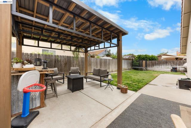 502 Chablis Way, Manteca CA: https://media.crmls.org/mediaz/86c869ee-9217-4c3c-8be1-a7d504786a20.jpg