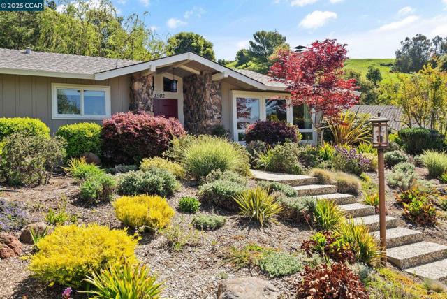 1902 Joseph Dr, Moraga CA: https://media.crmls.org/mediaz/86c921d1-6278-43f0-aa88-567d96b5a98a.jpg