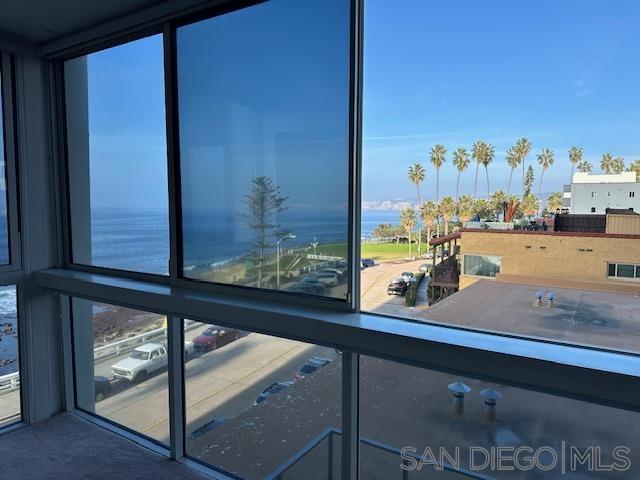 939 Coast Blvd, La Jolla CA: https://media.crmls.org/mediaz/86c9a796-6b37-4700-b650-70ec9977b9f4.jpg