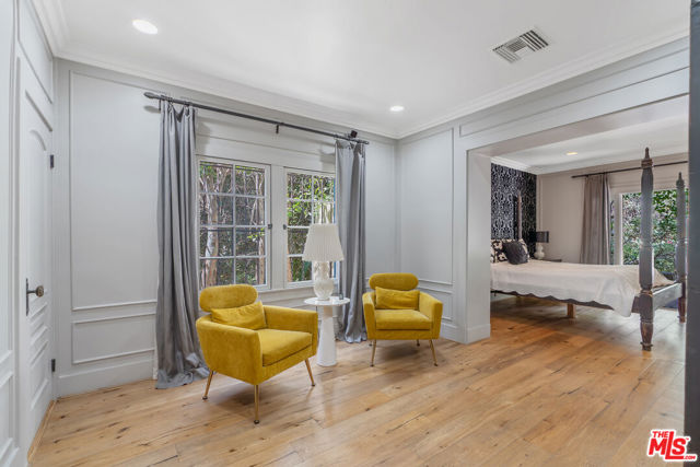 809 S Muirfield Road, Los Angeles CA: https://media.crmls.org/mediaz/86cb1f16-a60a-46ac-b2ee-591e07ff0003.jpg