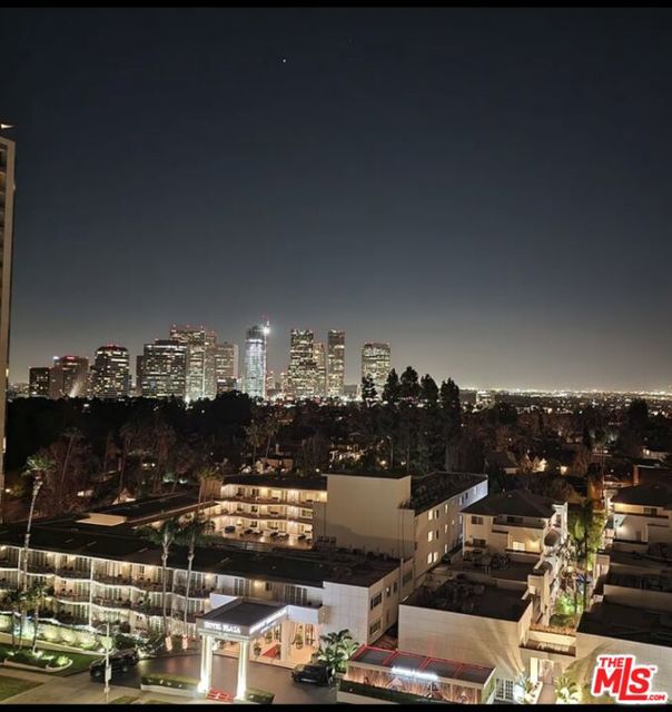 865 Comstock Avenue, Los Angeles CA: https://media.crmls.org/mediaz/86cc3765-7fb2-4ccc-9cc4-9221d49c2051.jpg