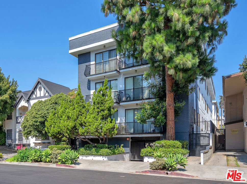 126 N Croft Avenue #302