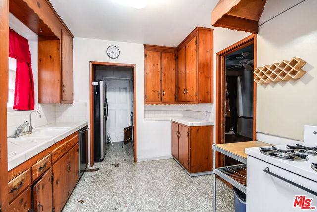 12344 Oxnard Street photo 8
