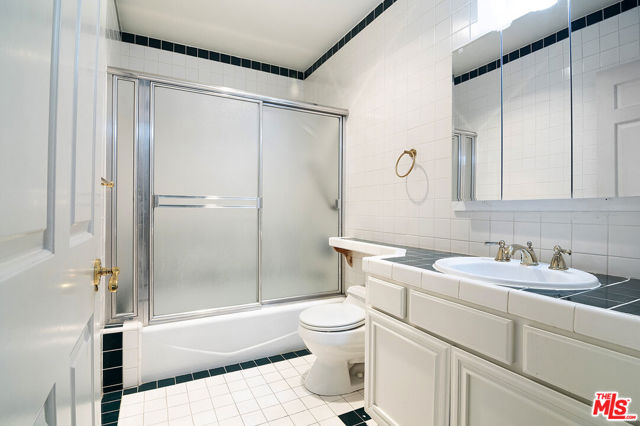 180 N Highland Avenue, Los Angeles CA: https://media.crmls.org/mediaz/86cd3f37-daf2-42b3-a71e-45d5ebbf2298.jpg