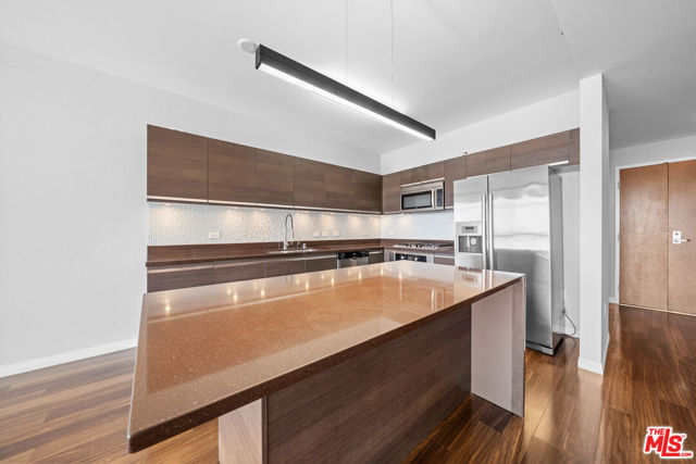 3785 Wilshire Boulevard, Los Angeles CA: https://media.crmls.org/mediaz/86cd5c26-9dd3-4e3e-aecd-907f26a5b05d.jpg