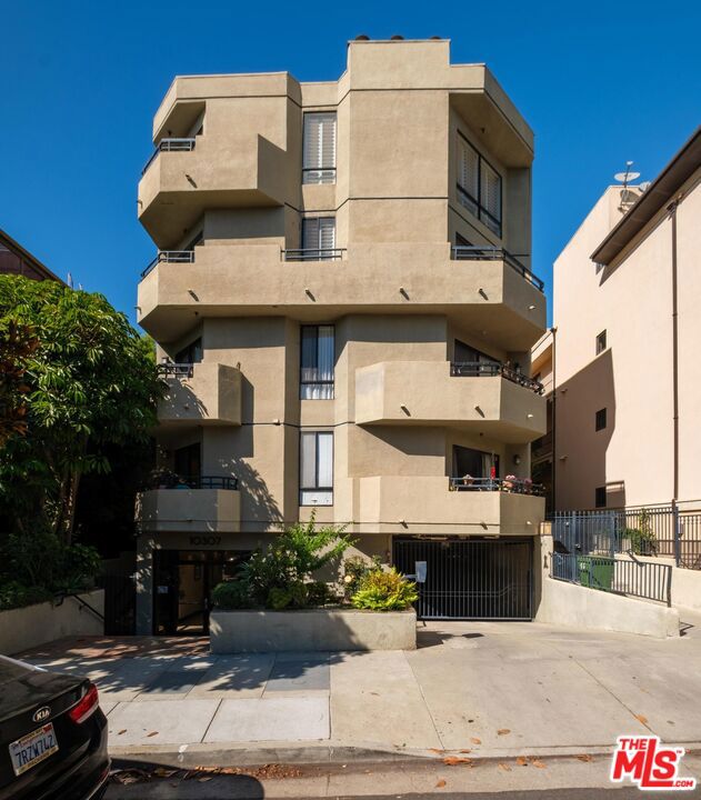 10307 Missouri Avenue, Los Angeles CA: https://media.crmls.org/mediaz/86cdc740-cb9f-4f77-b5f3-53cbc813ab4b.jpg