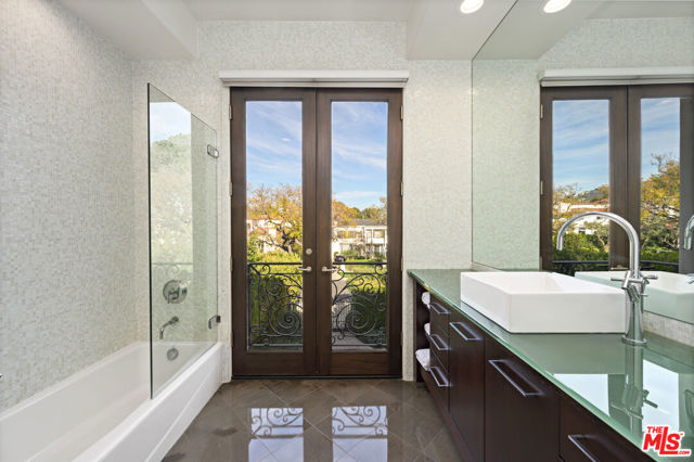 623 N ALTA Drive, Beverly Hills CA: https://media.crmls.org/mediaz/86cdd833-095f-497c-86aa-6e5fd0bf20a4.jpg