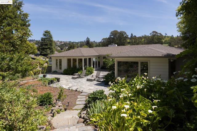 40 Westminster Dr, Oakland CA: https://media.crmls.org/mediaz/86cf144c-e4ce-44dc-93b2-01c32015a786.jpg