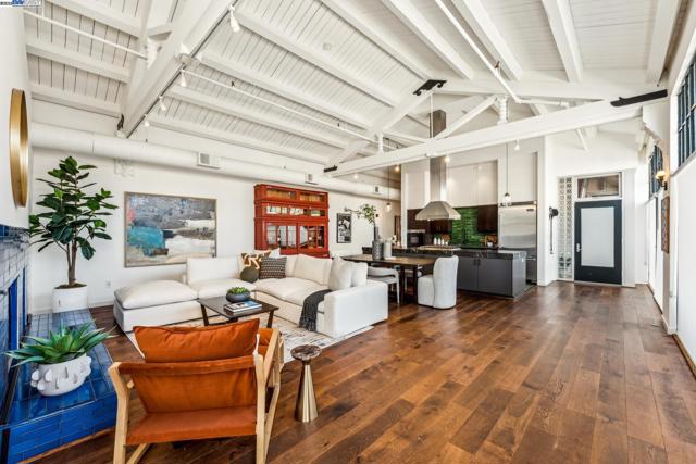 311 4th St, Oakland CA: https://media.crmls.org/mediaz/86d08968-1f22-4995-9565-4dfa7136d763.jpg