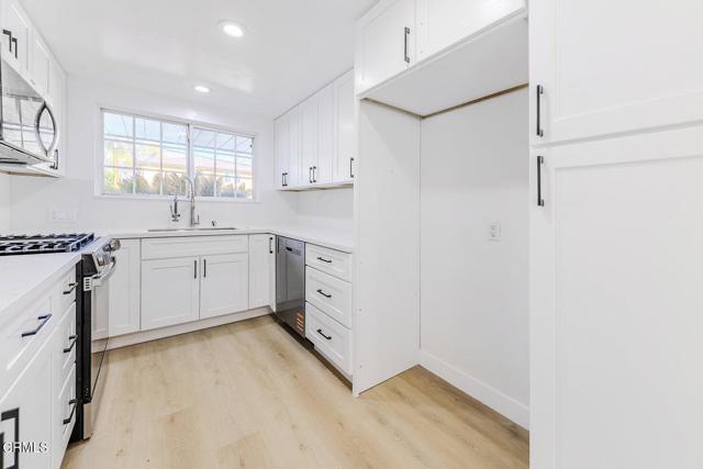 Detail Gallery Image 10 of 24 For 19314 Valerio St, Reseda,  CA 91335 - 3 Beds | 2/1 Baths