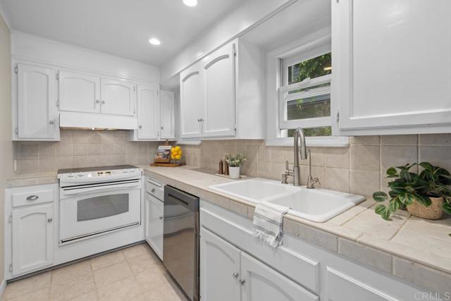 131 H Avenue, Coronado CA: https://media.crmls.org/mediaz/86d15293-41a9-41ca-841a-3023d6fb314b.jpg