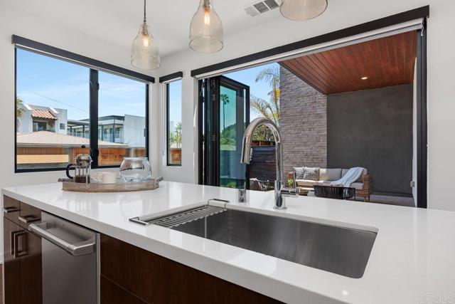 731 Valley Avenue, Solana Beach CA: https://media.crmls.org/mediaz/86d2c1f4-40e6-489f-84d4-c1ad4ab99ce2.jpg