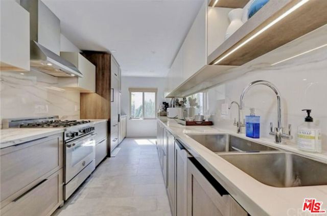 439 N Doheny Drive, Beverly Hills CA: https://media.crmls.org/mediaz/86d2c956-5079-4002-b332-bbf4b6cf2238.jpg