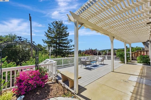 4069 Pergola CT, Castro Valley CA: https://media.crmls.org/mediaz/86d2cb35-0ef5-4a4d-a83d-1cfc65d4203e.jpg