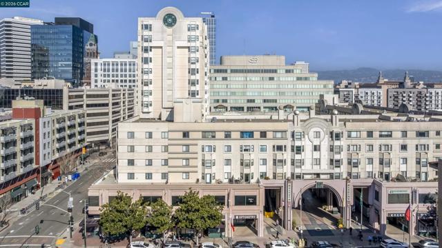 988 Franklin St, Oakland CA: https://media.crmls.org/mediaz/86d30478-02c3-4628-ab56-99b2a0ff1532.jpg