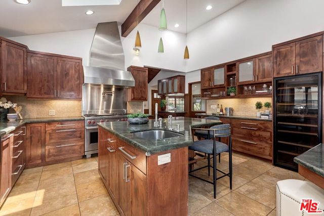 3201 Maplewood Avenue, Los Angeles CA: https://media.crmls.org/mediaz/86d3b62f-2e6a-4826-8a5b-a6ca7cff3c1f.jpg