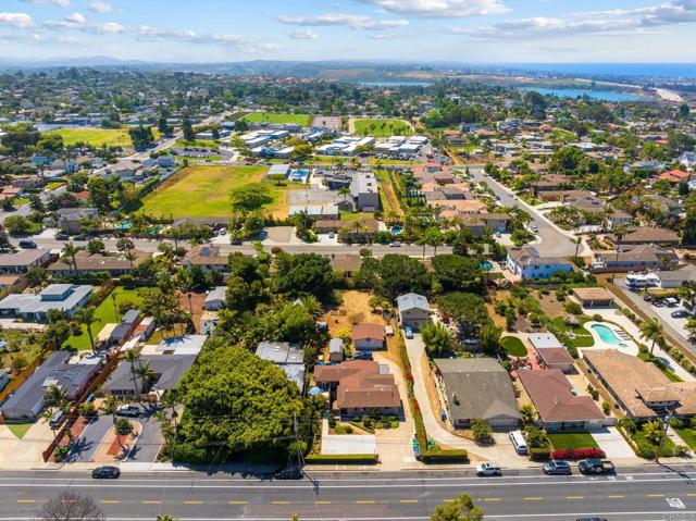 1565 Chestnut Avenue, Carlsbad CA: https://media.crmls.org/mediaz/86d495b6-0f5c-481b-99c6-5e965bbc3f52.jpg