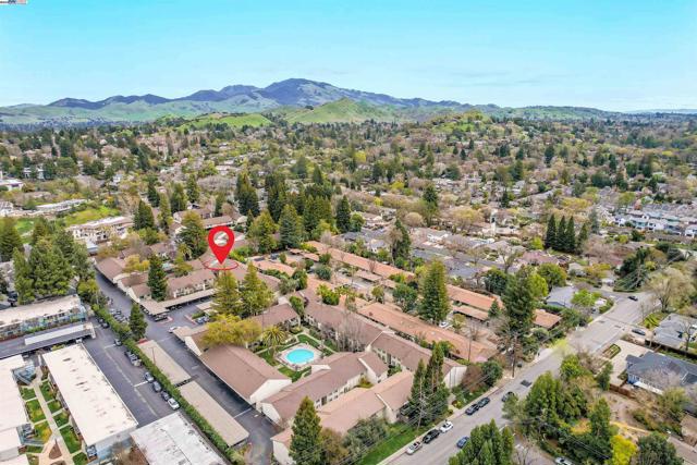 2562 Walnut Blvd, Walnut Creek CA: https://media.crmls.org/mediaz/86d5ff0a-42c7-4926-b9b2-27cf2be0a8f0.jpg