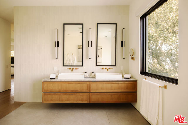 13331 Mulholland Drive, Beverly Hills CA: https://media.crmls.org/mediaz/86d66d0d-faf7-417d-9334-5eeb33edc331.jpg