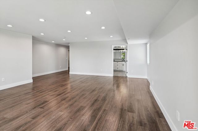 819 E La Palma Drive, Inglewood CA: https://media.crmls.org/mediaz/86d7a242-d8c7-4789-ae7c-482844d76107.jpg