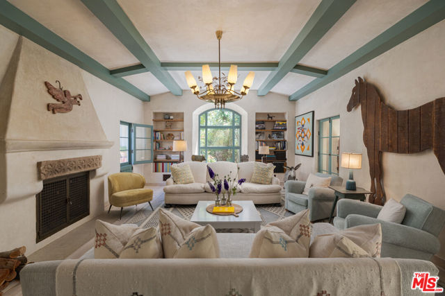 350 N Cliffwood Avenue, Los Angeles CA: https://media.crmls.org/mediaz/86d872af-94c3-4635-9f4c-d69a798e33f3.jpg
