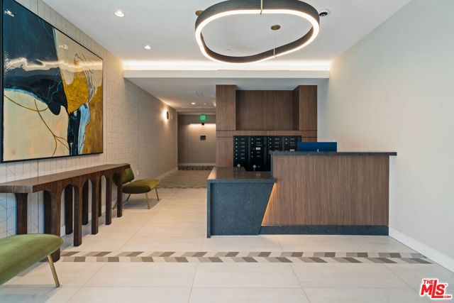 160 N La Peer Drive, Beverly Hills CA: https://media.crmls.org/mediaz/86da0d09-cc54-4e35-bbac-10653caa4fe6.jpg
