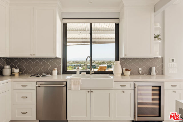 6592 Kentwood Bluffs Drive, Los Angeles CA: https://media.crmls.org/mediaz/86dacab3-9499-47f2-b91b-6c6593f639ae.jpg