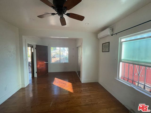 547 Brooks Avenue, Venice CA: https://media.crmls.org/mediaz/86daef12-90e6-437c-b357-ca593a656c18.jpg