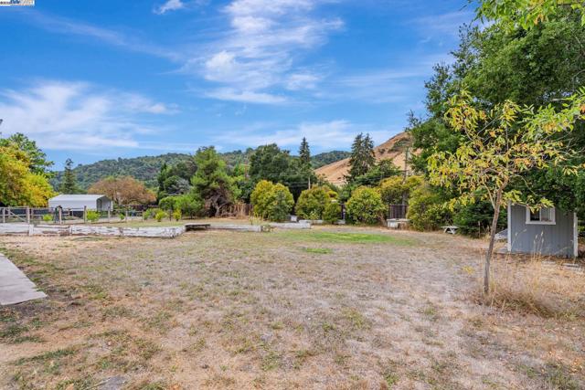 6703 Crow Canyon Rd, Castro Valley CA: https://media.crmls.org/mediaz/86dafd5d-9801-4d4f-92cb-850ae2072df5.jpg