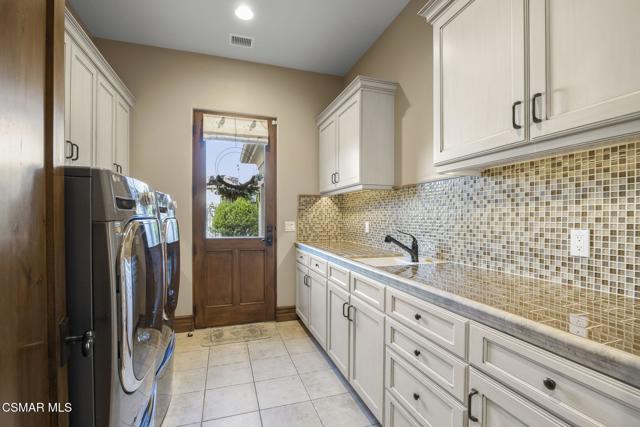 82 Queens Garden Drive, Thousand Oaks CA: https://media.crmls.org/mediaz/86dcc66e-0b10-4067-8a2c-94b13b264e50.jpg