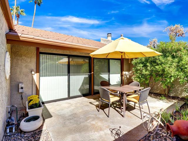 2371 Via Sonoma, Palm Springs CA: https://media.crmls.org/mediaz/86dd3725-c5ce-481a-b8d1-6b0b78f5a056.jpg