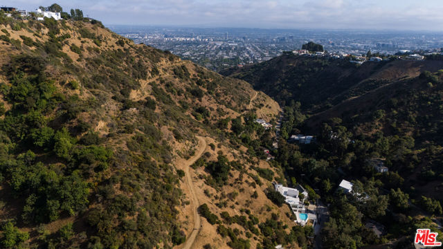 2506 Zorada Drive, Los Angeles CA: https://media.crmls.org/mediaz/86dd6d4c-8d04-4235-b387-eb72175b2ac8.jpg