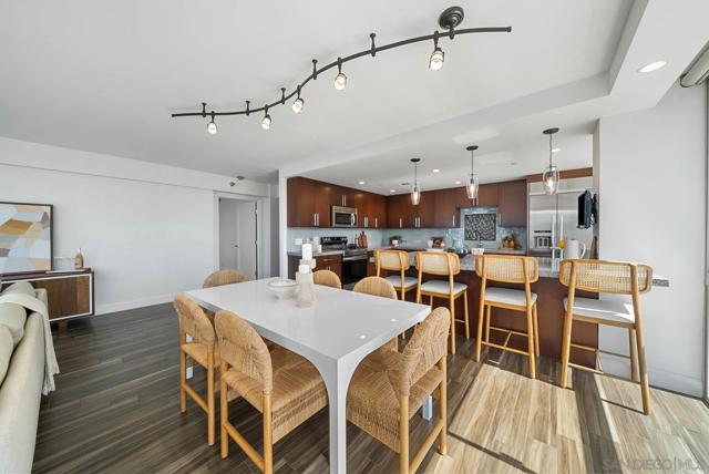 1810 Avenida Del Mundo, Coronado CA: https://media.crmls.org/mediaz/86dd7bbc-9606-4871-93bb-0ad871be1b3a.jpg