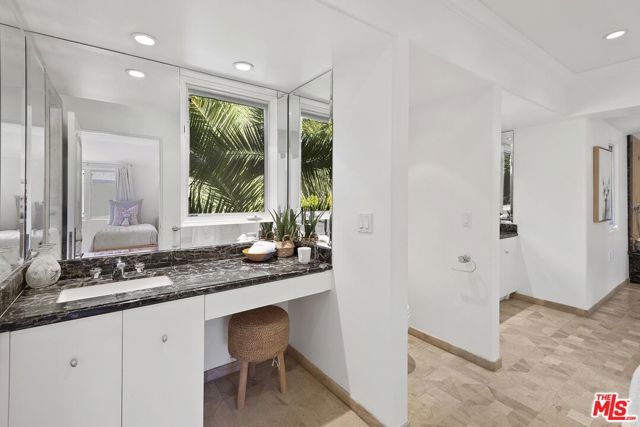 1549 Lindacrest Drive, Beverly Hills CA: https://media.crmls.org/mediaz/86ddd418-f559-4db1-be15-16c3af826e91.jpg