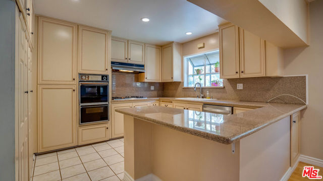 9631 CRYSTAL VIEW Drive, Tujunga CA: https://media.crmls.org/mediaz/86e03b9d-bd8c-4e64-bb74-8bf68ea9d260.jpg