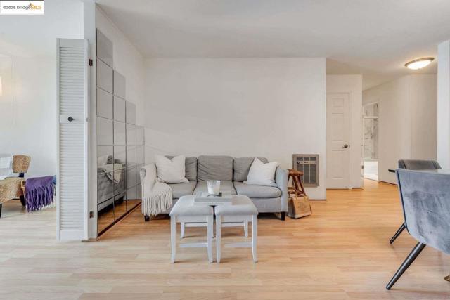 500 Vernon ST, Oakland CA: https://media.crmls.org/mediaz/86e07fe7-25f6-4dea-b88f-c844f3214be0.jpg