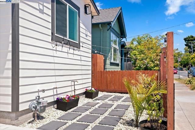 917 Channing Way, Berkeley CA: https://media.crmls.org/mediaz/86e10da1-111c-4c9e-9537-b5d8bf989c5e.jpg