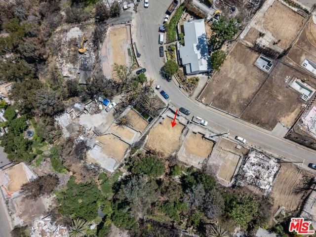 16521 Las Casas Place, Pacific Palisades CA: https://media.crmls.org/mediaz/86e16f88-9033-4be9-bcde-225b8969f794.jpg