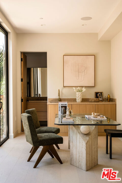 2457 Glyndon Avenue, Venice CA: https://media.crmls.org/mediaz/86e18f89-e468-4706-aeaf-4df2184fe5f7.jpg