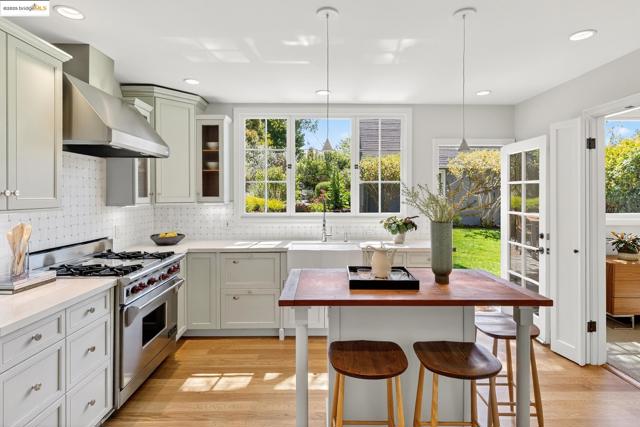 1145 Mandana Blvd, Oakland CA: https://media.crmls.org/mediaz/86e247ce-daba-4382-af9e-06c08941383c.jpg