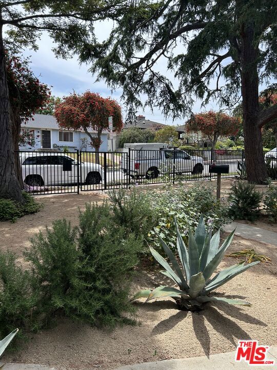 2917 Urban Avenue, Santa Monica CA: https://media.crmls.org/mediaz/86e2d727-763c-4713-a7cb-3b596dd5688d.jpg
