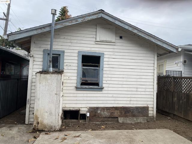 3654 39th Ave, Oakland CA: https://media.crmls.org/mediaz/86e2fbaa-4d54-4866-8ec1-5ee3793c0339.jpg