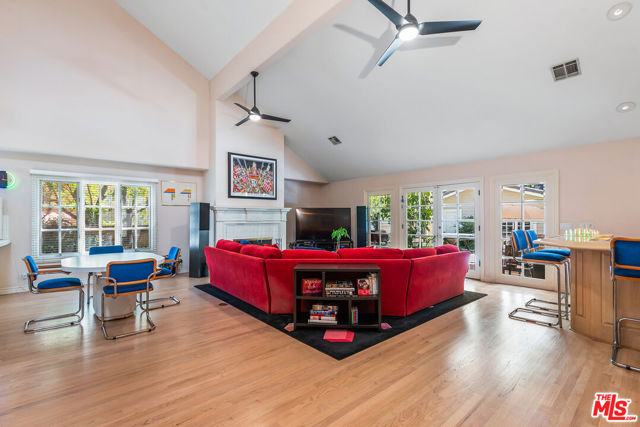 17040 Rancho Street, Encino CA: https://media.crmls.org/mediaz/86e413ef-1a56-4b08-b3a6-9ca557cbda86.jpg