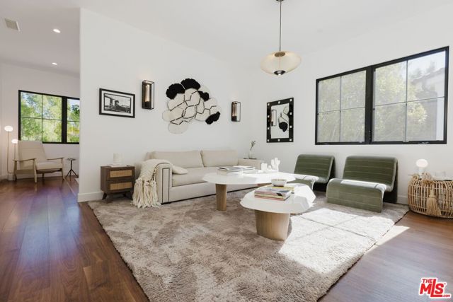 5192 Parkway Calabasas, Calabasas CA: https://media.crmls.org/mediaz/86e48282-db38-4468-a38c-de255b38fdcb.jpg