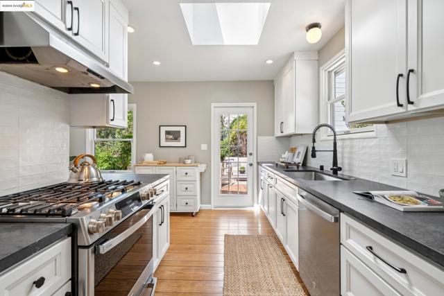 1301 Mountain Blvd, Oakland CA: https://media.crmls.org/mediaz/86e596d4-8bb9-4a14-9c43-61ddf41c0990.jpg