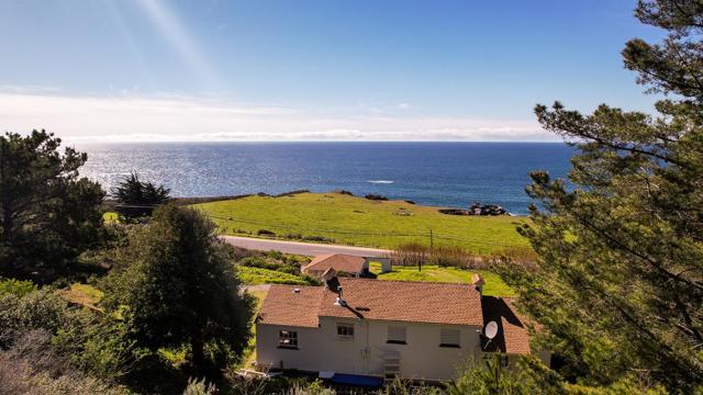 37305 Highway 1, Carmel CA: https://media.crmls.org/mediaz/86e5b4d2-e99b-4739-b3f2-61f9999cc509.jpg
