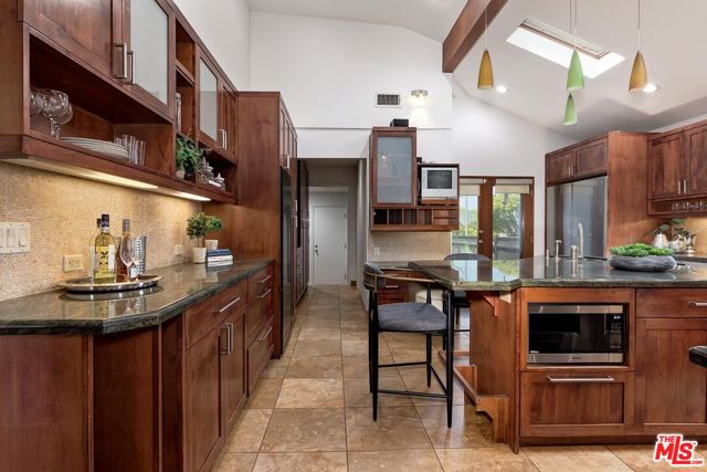 3201 Maplewood Avenue, Los Angeles CA: https://media.crmls.org/mediaz/86e67e9a-1607-4840-9bcc-fb48e88f39e2.jpg