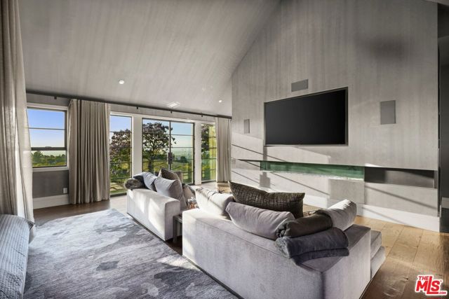 3396 Stone Ridge Lane, Los Angeles CA: https://media.crmls.org/mediaz/86e69bf1-f0d0-400a-a523-68013be5aace.jpg