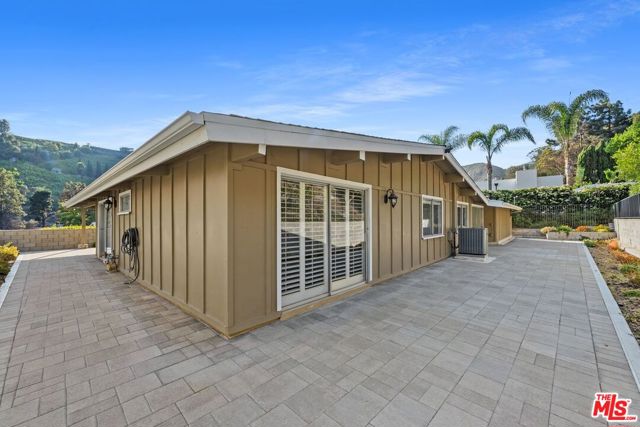 1224 El Hito Circle, Pacific Palisades CA: https://media.crmls.org/mediaz/86e7e367-60d5-4c2c-b10f-b268b65a454f.jpg